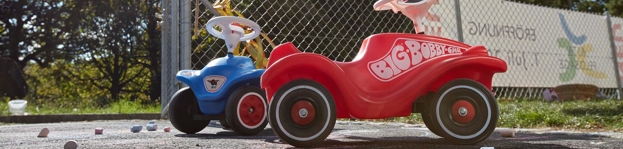 Zwei Bobby-Cars auf dem Aussenplatz der Kindertagesstaette